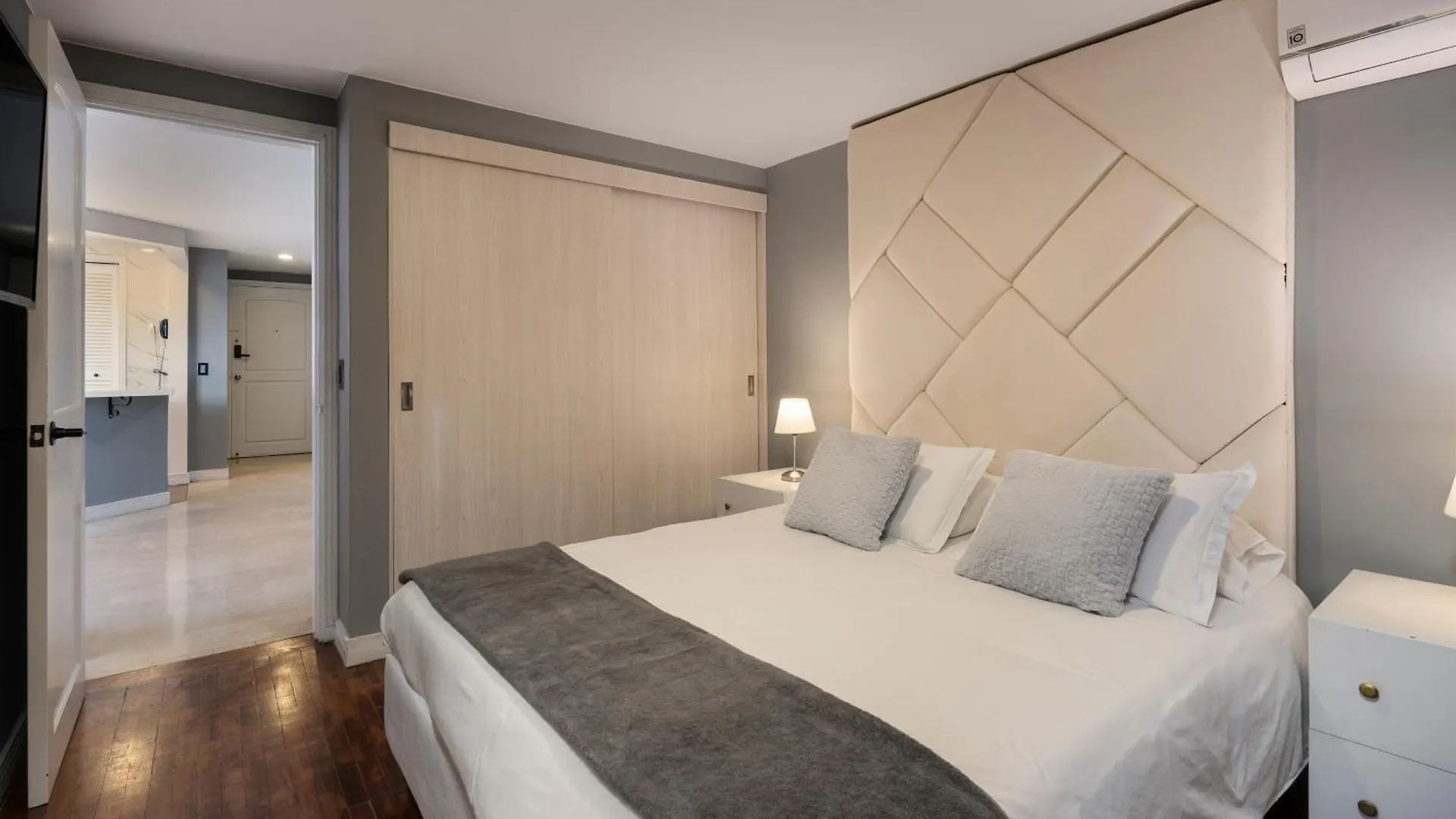 Apartamento 1003 Alcazar De Oviedo Medellin 0*,  Colombia