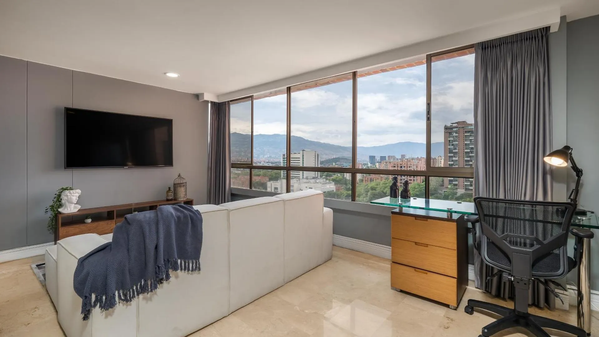 Apartamento 1003 Alcazar De Oviedo Medellín 0*,  Kolumbia