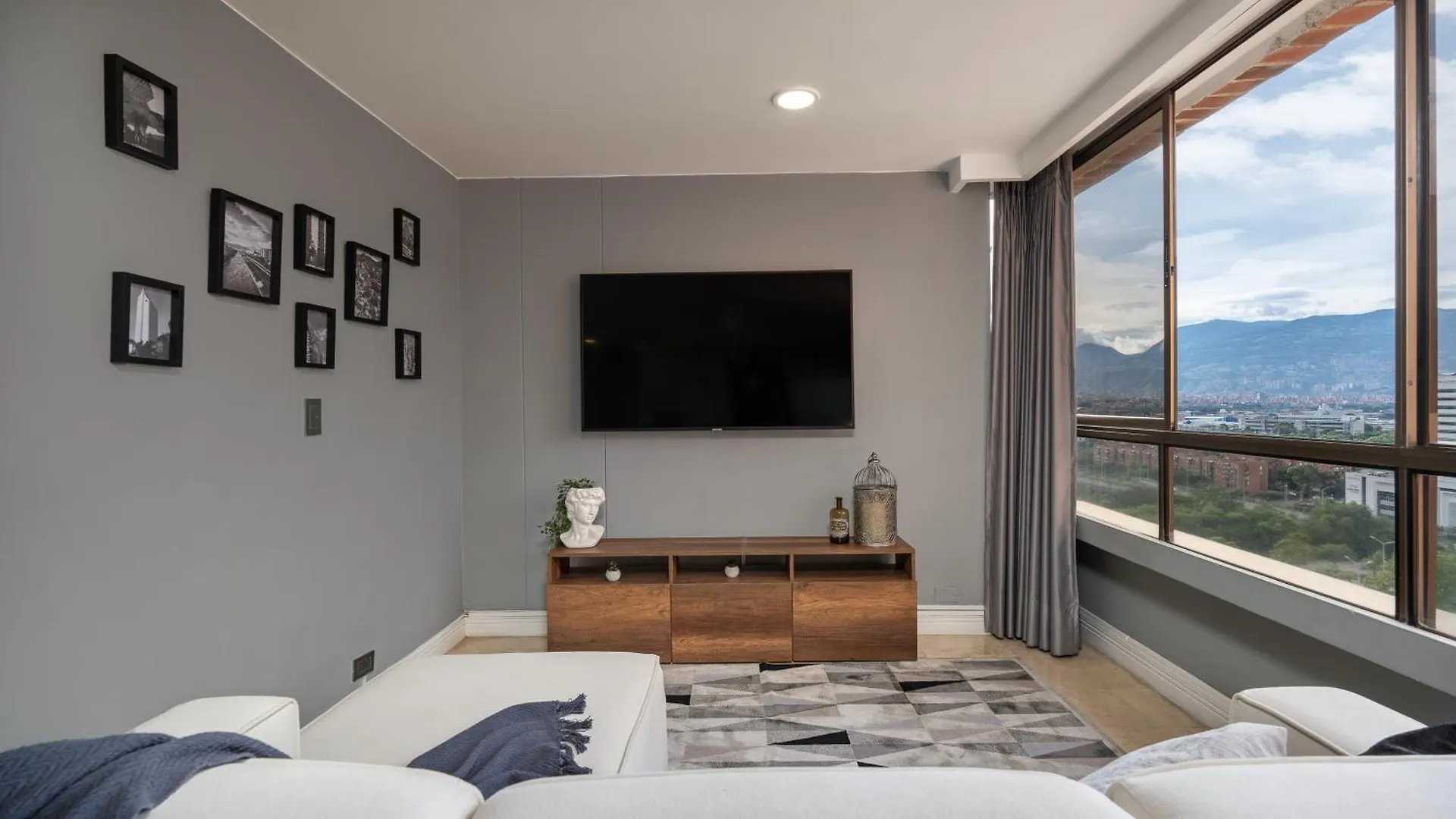 Apartamento 1003 Alcazar De Oviedo Medellín Apartman